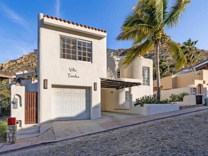 Pedregal Hillside Villa With Modern Design And Lush Surroundings. Perfect For Luxury Living With Stunning Mountain Views.