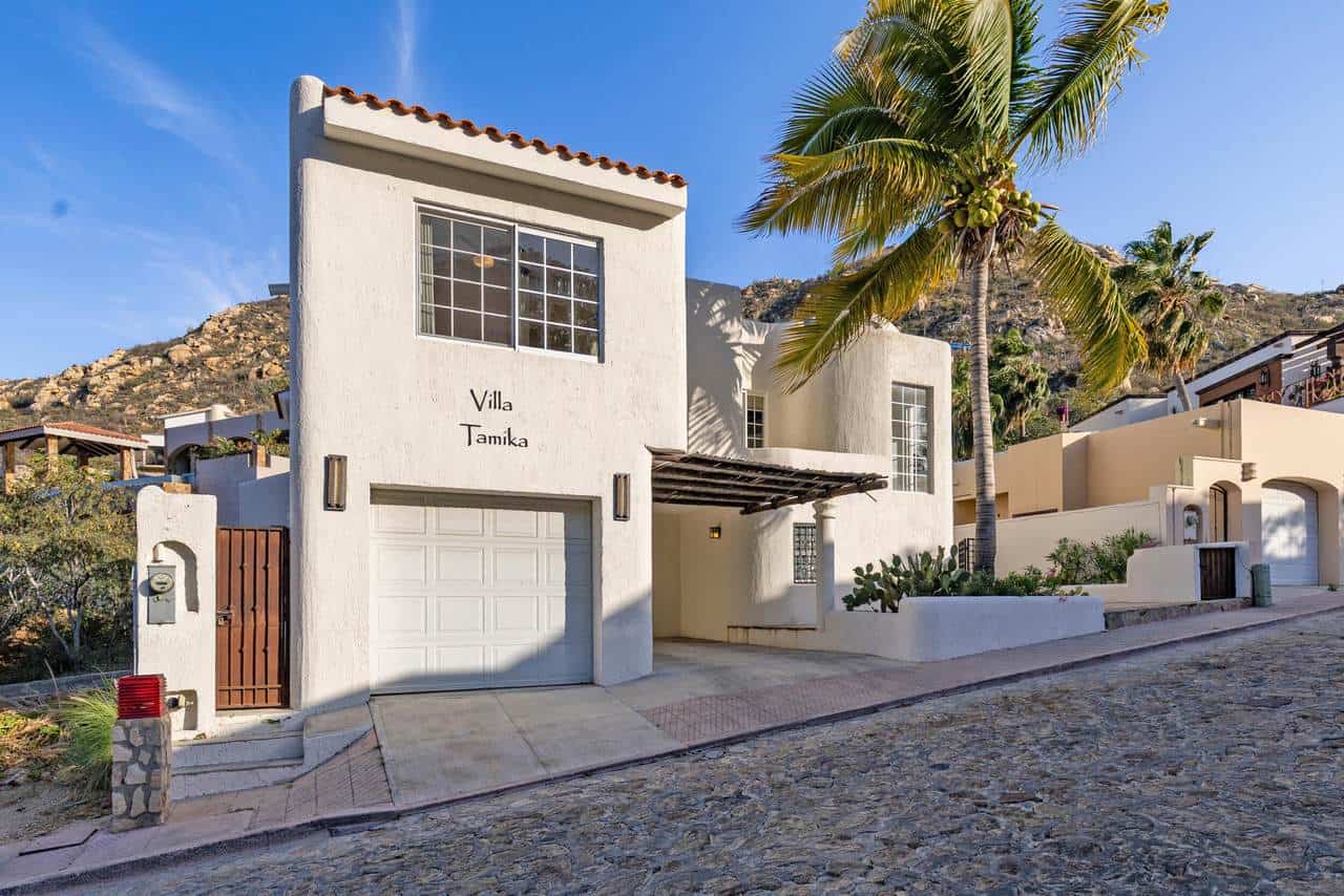 Pedregal Hillside Villa With Modern Design And Lush Surroundings. Perfect For Luxury Living With Stunning Mountain Views.